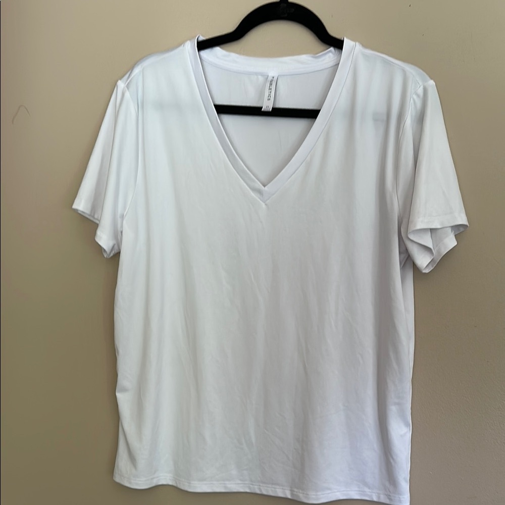 Fabletics White V-Neck Short Sleeve Tee